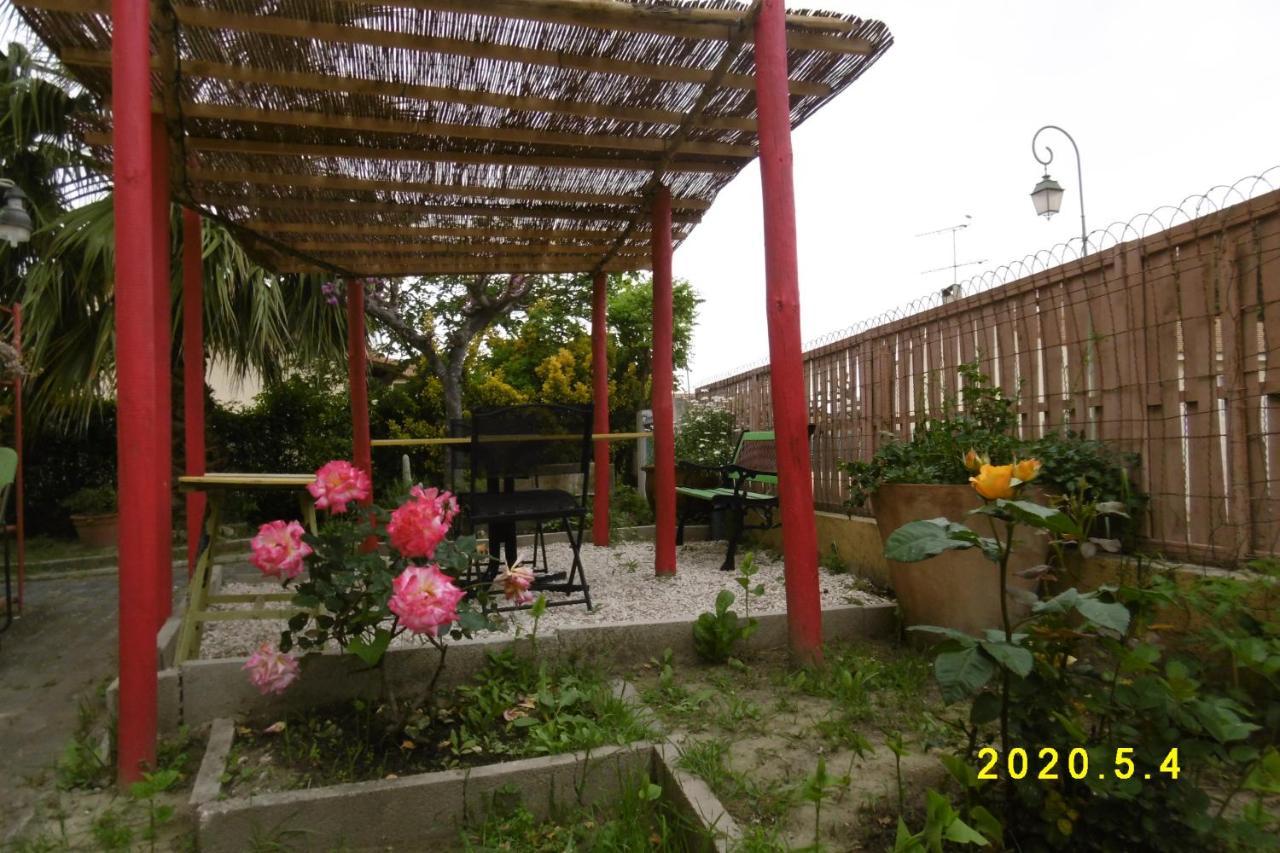 Rez De Chaussee Studio Climatise Dans Villa Aigues-Mortes Exterior foto